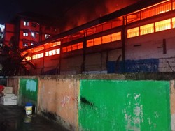 Kobaran Api di Gudang Farmasi Duren Sawit Milik Dinkes DKI