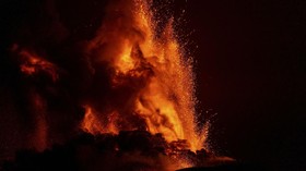 FOTO: Merah Muntahan Lava Gunung Berapi Tertinggi Eropa