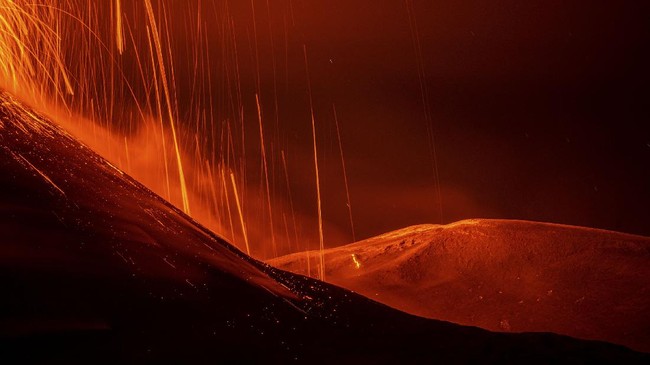 FOTO: Merah Muntahan Lava Gunung Berapi Tertinggi Eropa