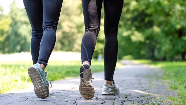Jalan kaki jadi salah satu aktivitas fisik yang bisa membantu proses penurunan berat badan. Apakah jalan kaki memang bisa mengurangi lemak di perut?
