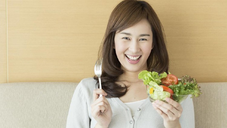 [size=12]Asian woman is happy holding salad and a fork in her hand

[/size]



[url=https://www.istockphoto.com/search/portfolio/7795483/?facets=%7B%2225%22%3A%226%22%7D#fef7e09][img]https://goo.gl/JLoF3[/img][/url]