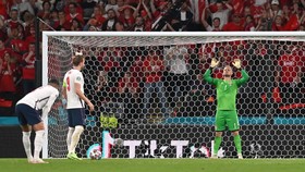 Schmeichel Jadi Korban Sinar Laser saat Penalti Inggris