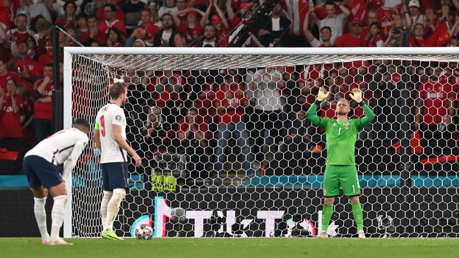 Kiper Denmark Kasper Schmeichel menjadi korban sinar laser oknum suporter timnas Inggris saat menggagalkan penalti Harry Kane pada semifinal Euro 2020.