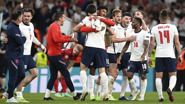 Italia sampai ke final Euro 2020 (Euro 2021) setelah melalui jalan yang sulit sedangkan Inggris dianggap sempurna sebagai sebuah tim.