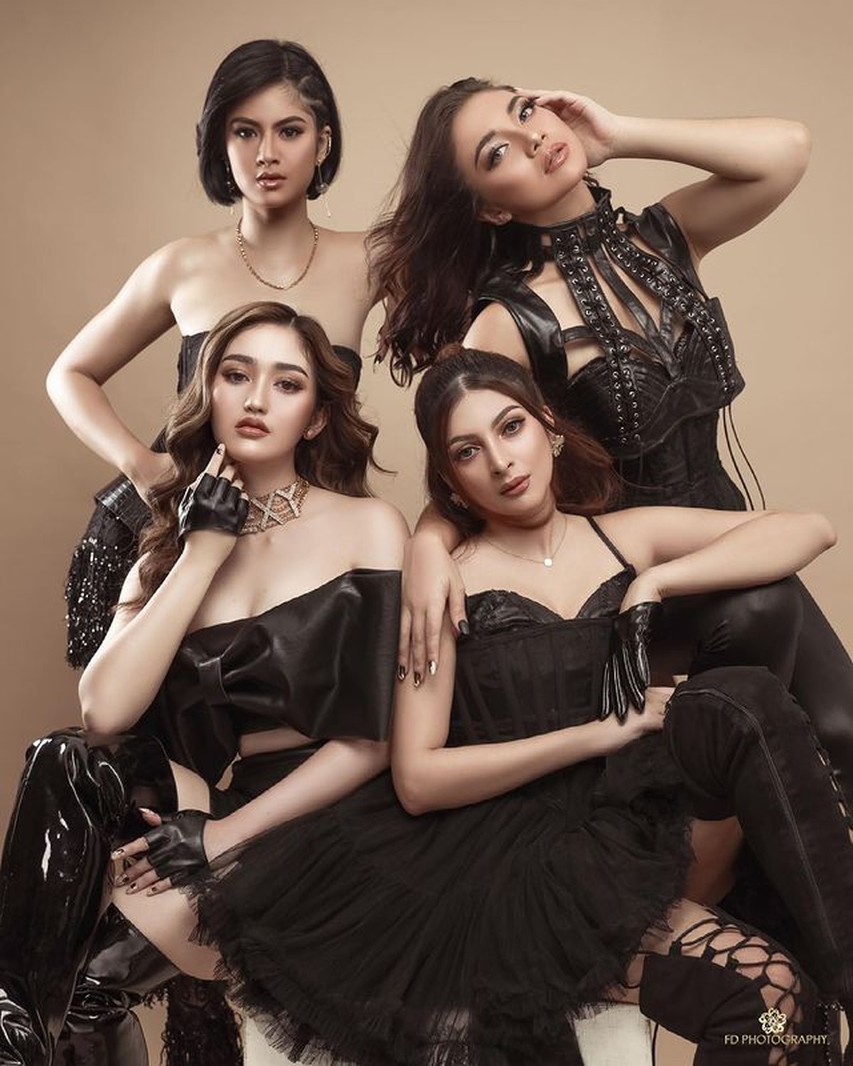 Geng SRAH yang beranggotakan Ranty Maria&comma; Sarah Keihl&comma; Angela Gilsha dan Hana jalani sesi pemotretan&period;Yuk kita intip&excl;