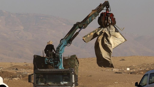 Israel menghancurkan desa Khirbet Humsah yang merupakan lokasi pengungsian orang Arab Bedouin di Tepi Barat, Palestina, pada Rabu (7/7).