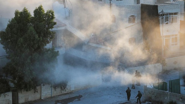 Tentara Israel meledakkan rumah keluarga Muntasir Shalabi, warga Palestina yang sedang diadili karena dituduh menembak mati satu mahasiswa Israel di Tepi Barat.