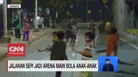 VIDEO: Jalanan Sepi Jadi Arena Main Bola Anak-anak