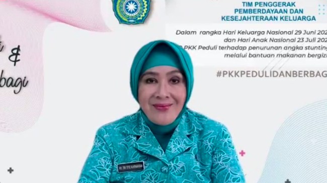 TP PKK menyerahkan bantuan kepada keluarga ibu hamil, keluarga balita, lansia, dan penyandang disabilitas di Kabupaten Purwakarta dan Kabupaten Pandeglang.