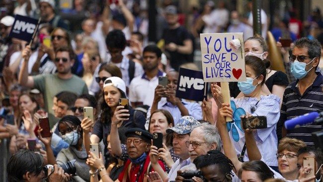 FOTO: Sorak Warga New York di Pawai Pahlawan Pandemi