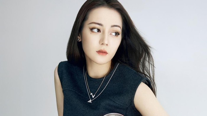 Jadi Brand Ambassador Louis Vuitton, Ini Harga Outfit Dilraba, Zhong Chuxi, dan Ouyang Nana