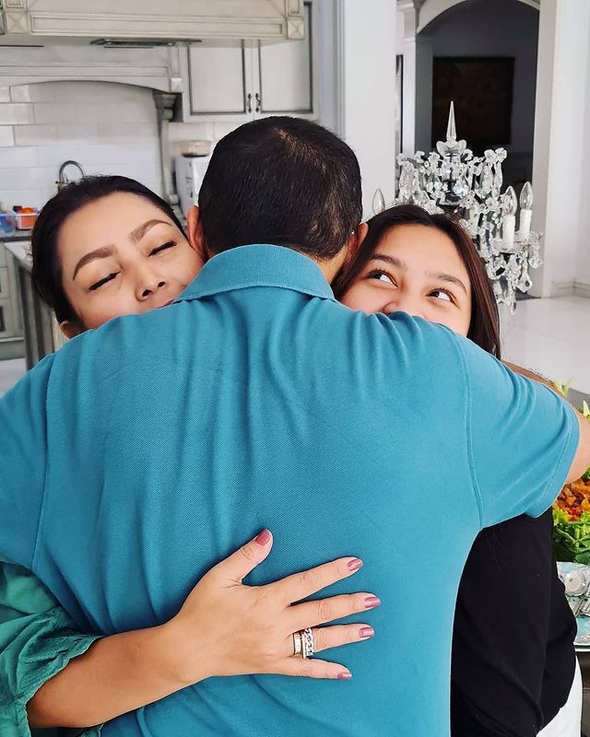 Mayangsari & Bambang Trihatmodjo Tampil Mesra Saat Rayakan 21 Tahun Pernikahan