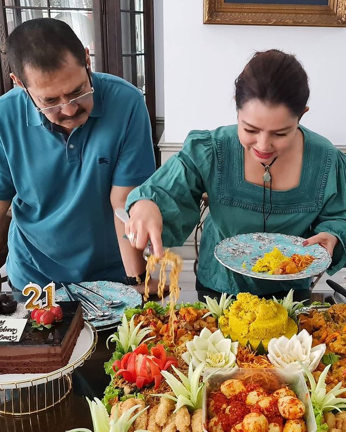 Mayangsari & Bambang Trihatmodjo Tampil Mesra Saat Rayakan 21 Tahun Pernikahan