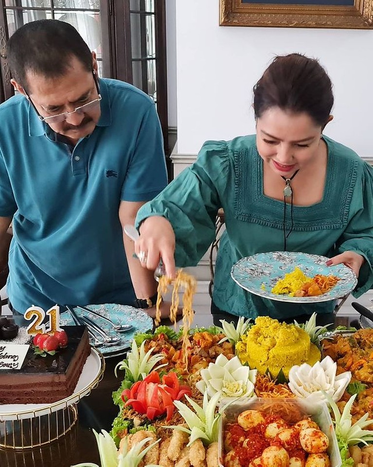 Mayangsari & Bambang Trihatmodjo Tampil Mesra Saat Rayakan 21 Tahun Pernikahan Mayangsari & Bambang Trihatmodjo Tampil Mesra Saat Rayakan 21 Tahun Pernikahan