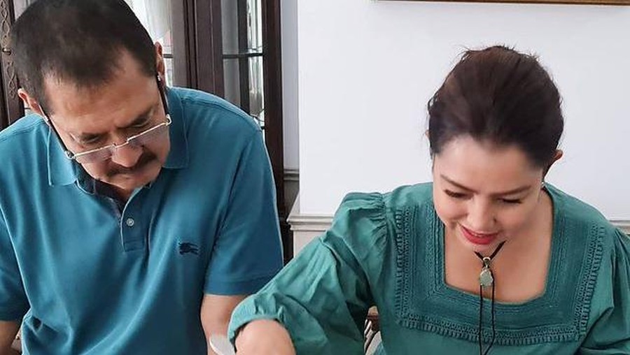 Mayangsari & Bambang Trihatmodjo Tampil Mesra Saat Rayakan 21 Tahun Pernikahan Mayangsari & Bambang Trihatmodjo Tampil Mesra Saat Rayakan 21 Tahun Pernikahan