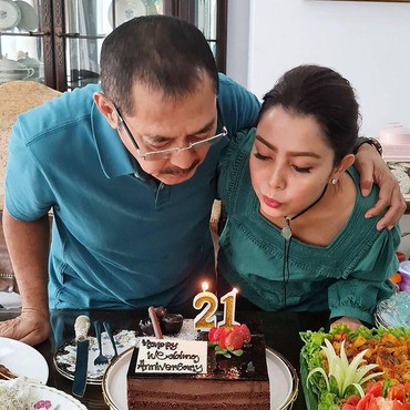 Mayangsari & Bambang Trihatmodjo Tampil Mesra Rayakan 21 Tahun Pernikahan