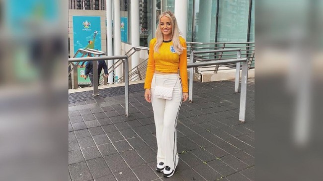 Sejumlah kekasih dan istri (WAGs) hadir langsung di Stadion Wembley saat Inggris mengalahkan Denmark pada semifinal Euro 2020.