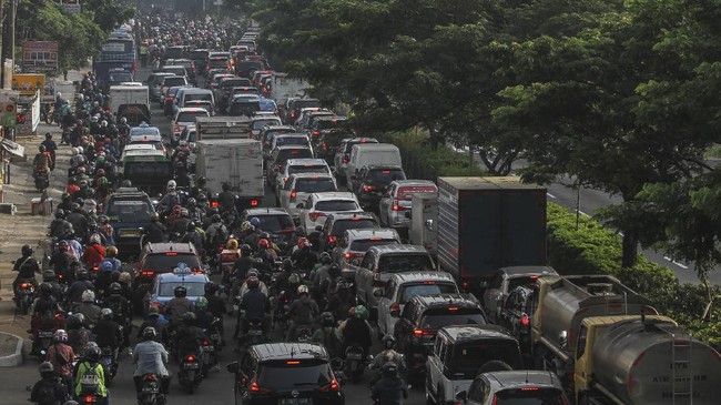 FOTO: Mobilitas Masih Tinggi ke DKI di Masa PPKM Darurat
