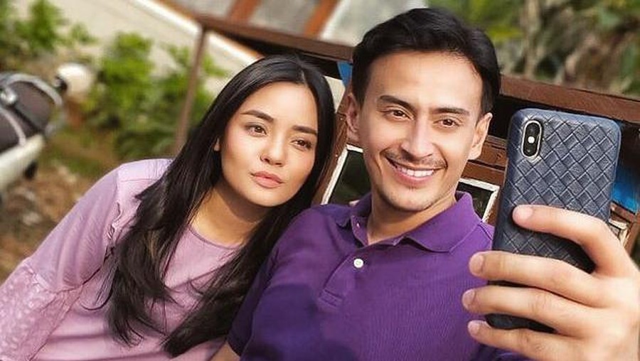 Gita Sinaga dikabarkan tengah dekat dengan Habibie Hood. Yuk kita intip momen kebersamaan mereka yang tengah disorot!