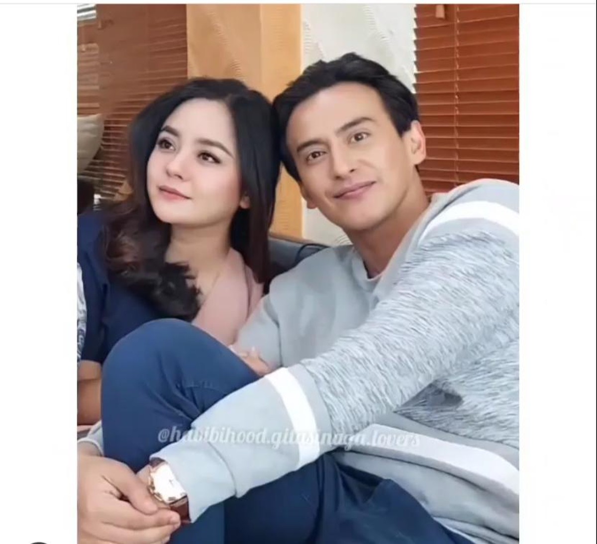 Gita Sinaga dikabarkan tengah dekat dengan Habibie Hood&period; Yuk kita intip momen kebersamaan mereka yang tengah disorot&excl;