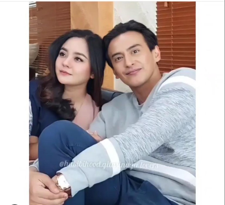 Momen Kedekatan Gita Sinaga dan Habibi Hood yang Tengah Disorot Gita Sinaga dikabarkan tengah dekat dengan Habibie Hood. Yuk kita intip momen kebersamaan mereka yang tengah disorot!