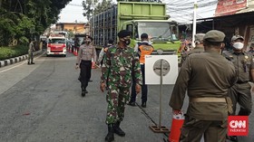 Petugas PPKM Jaksel Putar Balik Truk Ekspedisi Tanpa Muatan