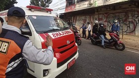 Raung Sirine Ambulans Membelah Jalur Penyekatan PPKM Darurat