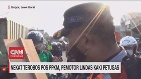 VIDEO: Nekat Terobos PPKM, Pemotor Lindas Kaki Petugas