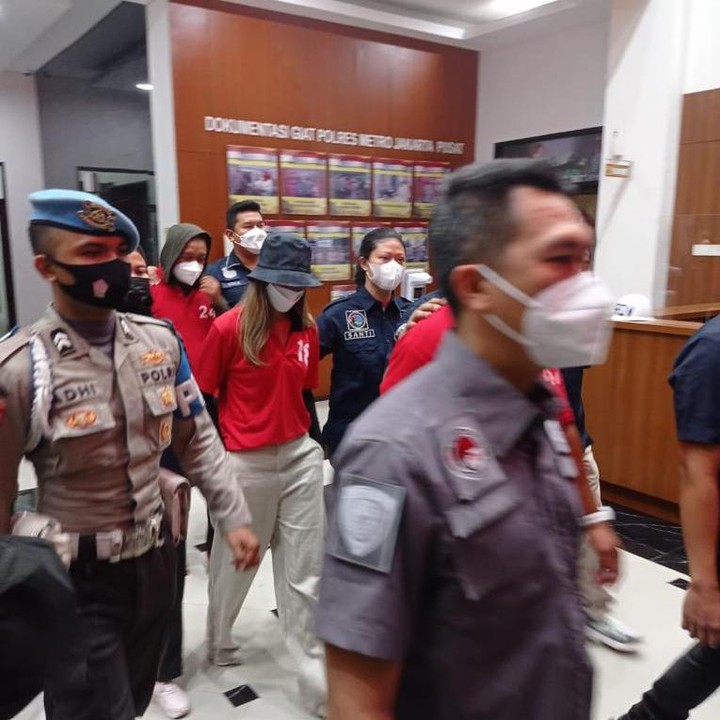 <p>Kondisi terkini, Nia Ramadhani, Ardi Bakrie, dan sopirnya yang mengenakan baju tahanan dibawa keluar Polres untuk pengembangan. Foto: Nia Ramadhani dan Ardi Bakrie dibawa keluar Polres Jakpus (Dok.istimewa)</p>