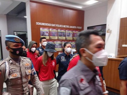 6 Foto Nia Ramadhani dan Ardi Bakrie Pakai Baju Tahanan Kasus Narkoba