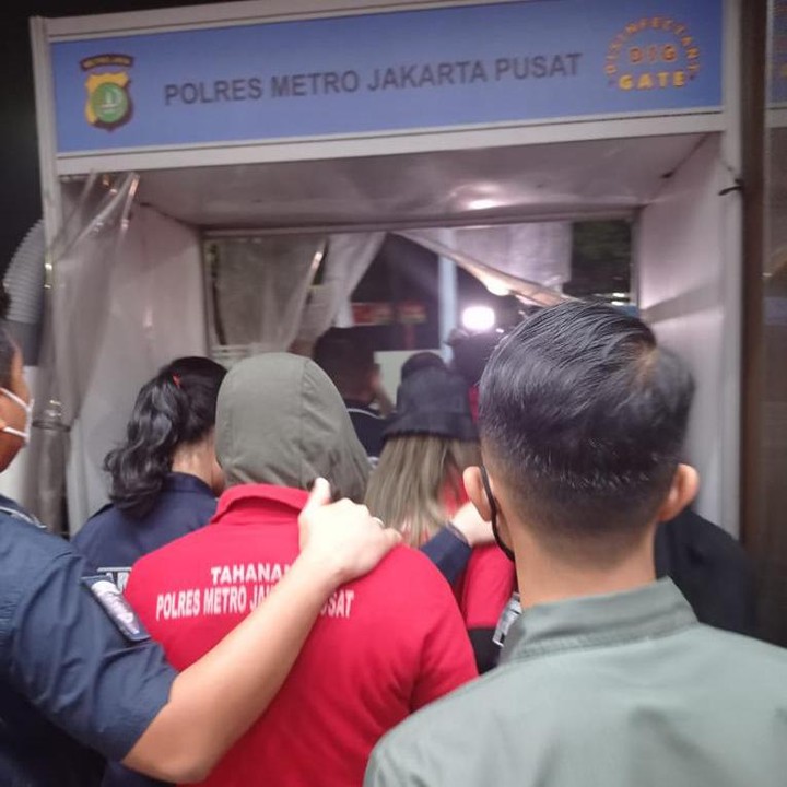 <p>Nia Ramadhani, Ardi Bakrie, dan ZN resmi menjadi tersangka setelah tes urine menunjukkan positif amfetamin dan sabu. Foto: Nia Ramadhani dan Ardi Bakrie dibawa keluar Polres Jakpus (Dok.istimewa)</p>