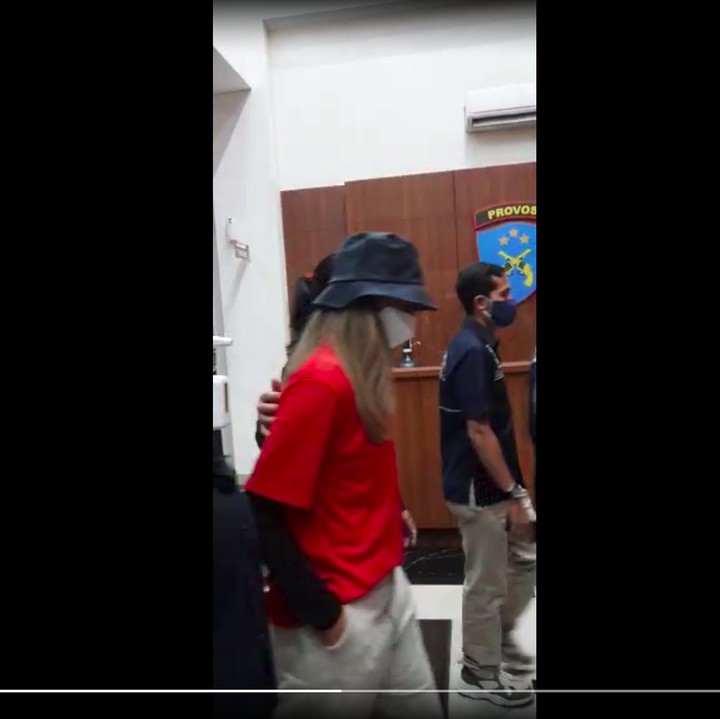 <p>Semula, yang ditangkap di rumah adalah Nia Ramadhani dan sopirnya, ZN. Ardi saat itu tidak berada di lokasi. Namun, Nia juga mengaku Ardi memakainya dan akhirnya sang suami menyerahkan diri pada malam harinya, di hari penangkapan. Foto: (dok.istimewa)</p>
