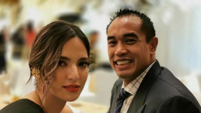 Nia Ramadhani & Ardi Rehab, The Baby Raised by Aburizal Bakrie