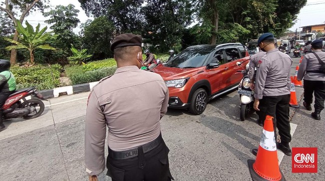 Video viral yang menunjukkan keributan antara polisi dan paspampres di pos penyekatan berujung pemeriksaan di Propam Polda Metro Jaya.