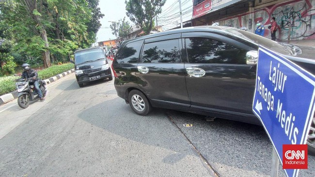 Bundaran Dolog Surabaya ditutup total selama PPKM Darurat. Hanya tenaga medis dan polisi/TNI yang boleh melintas.