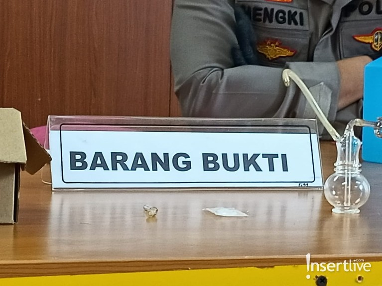 Nia Ramadhani dan Ardi Bakrie telah resmi menjadi tersangka atas kasus narkoba. Yuk kita intip barang bukti yang mereka kenakan!