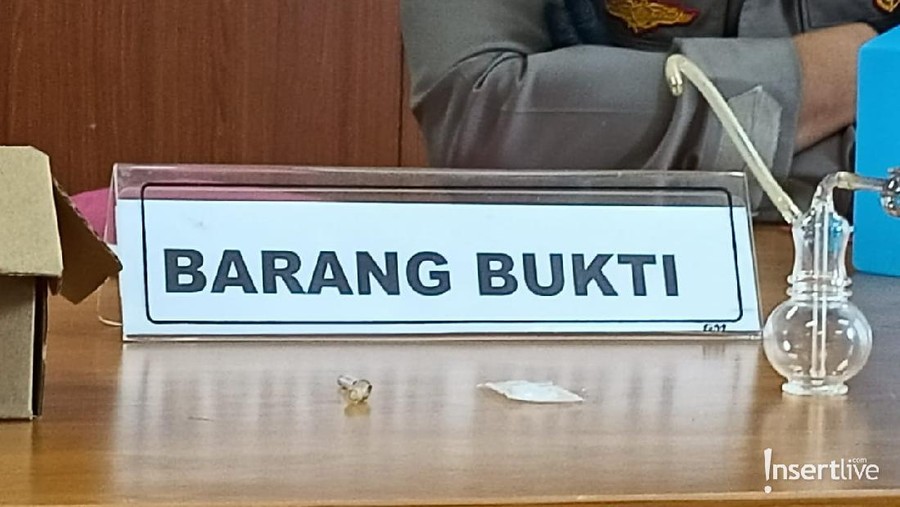 Nia Ramadhani dan Ardi Bakrie telah resmi menjadi tersangka atas kasus narkoba. Yuk kita intip barang bukti yang mereka kenakan!