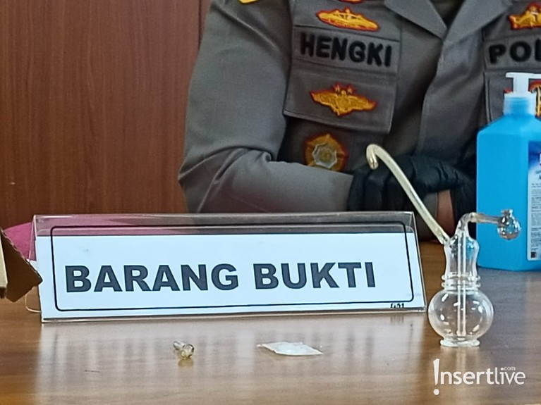 Nia Ramadhani dan Ardi Bakrie telah resmi menjadi tersangka atas kasus narkoba. Yuk kita intip barang bukti yang mereka kenakan!