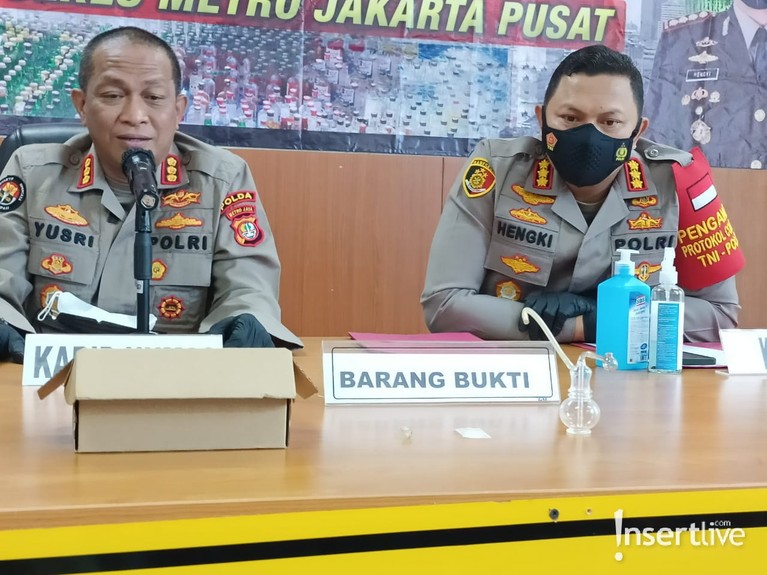 Nia Ramadhani dan Ardi Bakrie telah resmi menjadi tersangka atas kasus narkoba. Yuk kita intip barang bukti yang mereka kenakan!