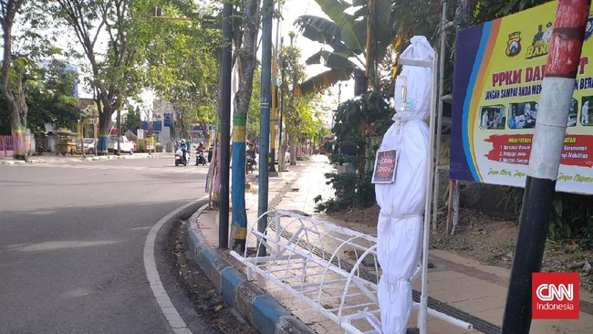 Foto yang beredar luas di jagat media sosial tersebut memberi isyarat jika Bupati Baddrut Tamam akhir-akhir ini enggan dan jarang menemui pedemo.
