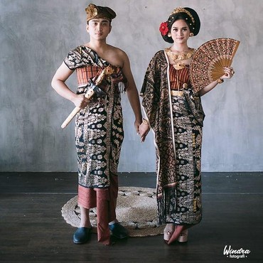 7 Foto Prewedding Lutfi Agizal & Nadya Indry Pakai Baju Adat Bali Kuno