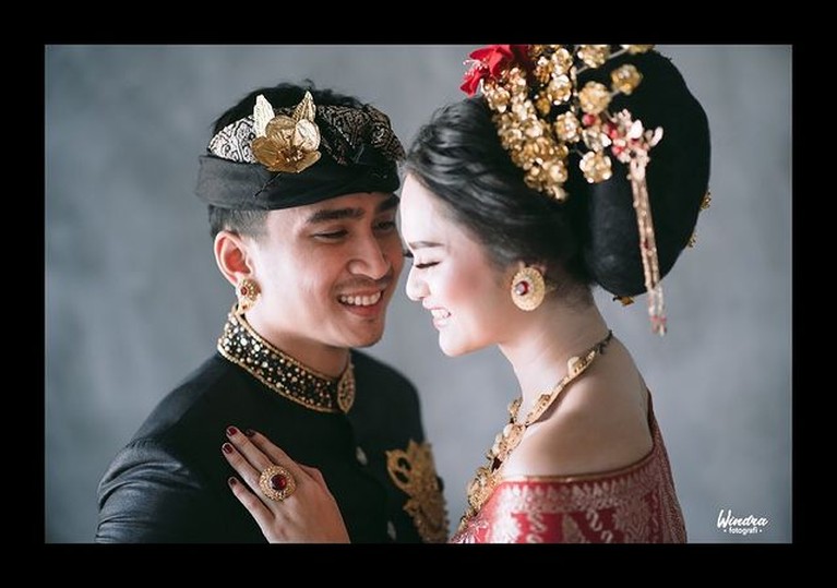 Prewedding Lutfi Agizal dan Nadya Indry Pakai Baju Adat Bali Kuno Lutfi Agizal dan Nadya Indry telah melakukan pemotretan untuk prewedding mereka. Yuk kita intip potret mereka!