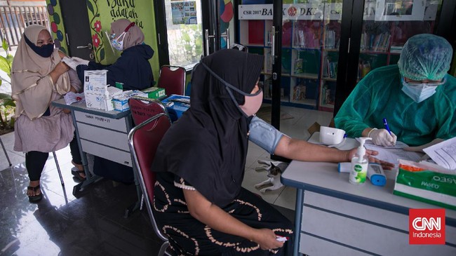Seorang ibu di Sumenep memarahi Wakil Bupati Dewi Khalifah saat penyaluran bansos tunai. Dia marah karena menolak divaksin dan rela bansosnya tidak cair.