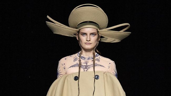 Desainer Sacai Chitose Abe yang berasal dari Jepang didapuk oleh Jean Paul Gaultier untuk koleksi haute couturenya yang pertama sejak ia pensiun dari couture.