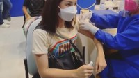 <p>Ia tak sendiri, Bunda dari dua gadis lucu ini membawa serta putra sambungnya, Betrand Peto. (Foto: Instagram @sarwendah29)</p>