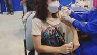 <p>Berbeda dengan Betrand Peto yang duduk di belakang Sarwendah, ia tampak lebih tenang sejak awal hingga akhir penyuntikan, Bunda.  (Foto: Instagram @sarwendah29)</p>