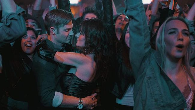 Aktris Sarah Shahi mengungkapkan kronologi cinlok dengan aktor Adam Demos yang menjadi lawan mainnya dalam serial Sex/Life.