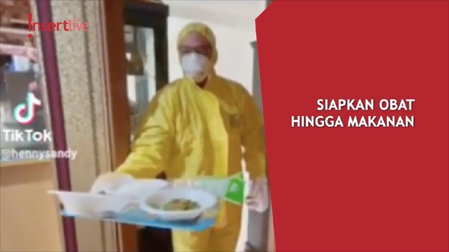 Suami Siaga, Sandy Tumiwa Pakai APD Rawat Henny Mona yang Positif Covid-19