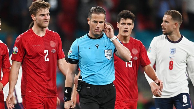Wasit yang juga berprofesi sebagai polisi, Danny Makkelie, dihujat habis-habisan usai memberi Inggris penalti saat mengalahkan Denmark di semifinal Euro 2020.