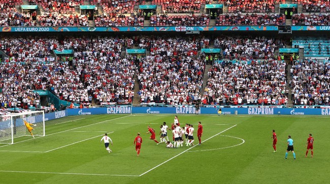Jordan Pickford untuk kali pertama kebobolan di Euro 2020 (Euro 2021) akibat kecerobohan dalam mengantisipasi pemain Denmark di pagar hidup.